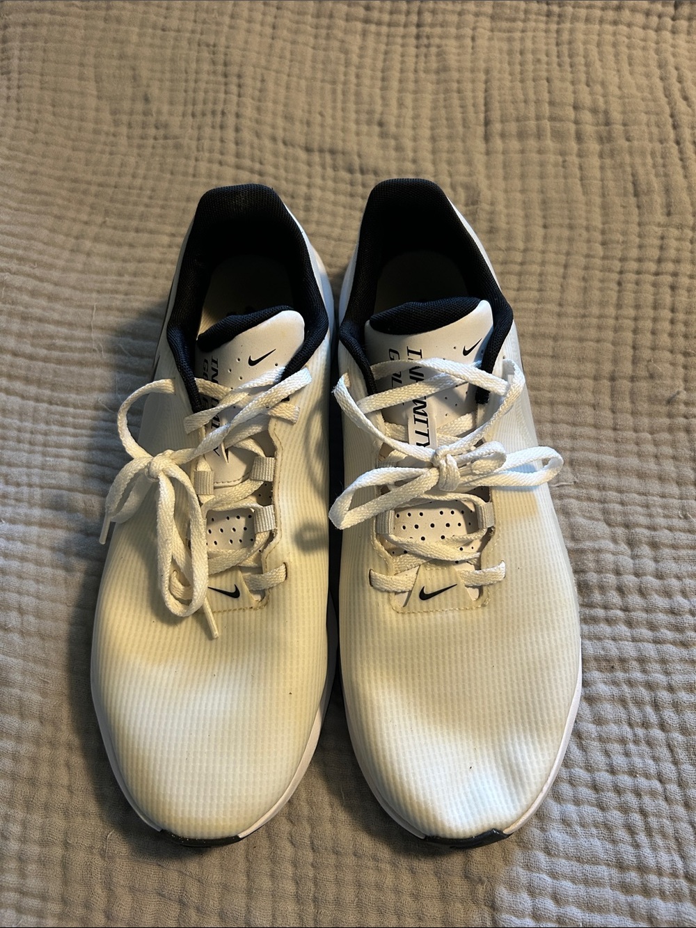 Nike Men’s White and Black Lightweight Sneakers